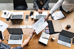 能成事儿的职场极简管理课 懂人性 会沟通 能成事儿-R